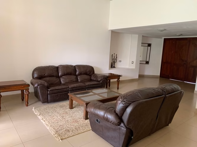 Exclusiva Residencia de Una Planta en Condominio Boutique con Amplio Lote en Santa Ana 27046