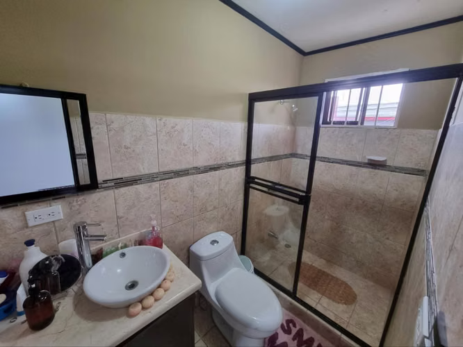 Venta de Casa en Residencial Monserrat, Concepción de Tres Ríos