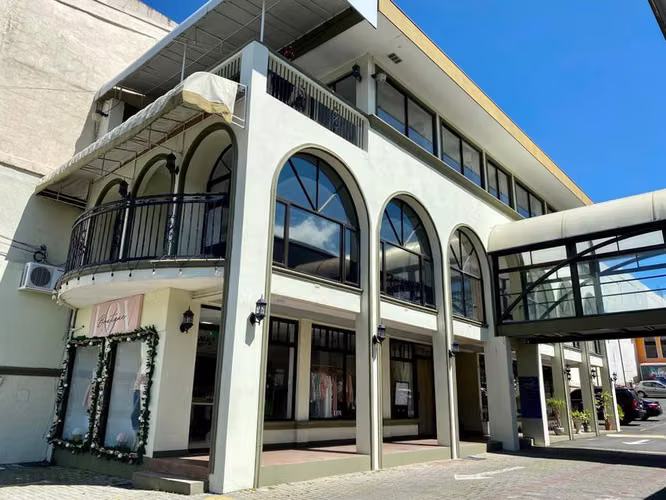 OPORTUNIDAD VENTA CENTRO COMERCIAL EN ESCAZU. MP25-1838