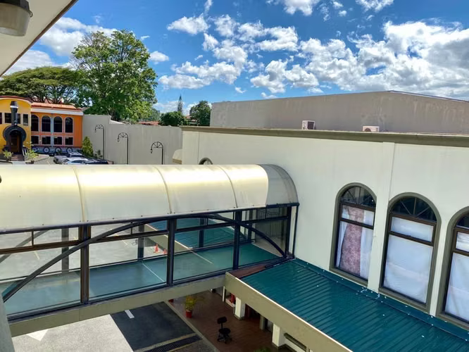 OPORTUNIDAD VENTA CENTRO COMERCIAL EN ESCAZU. MP25-1838