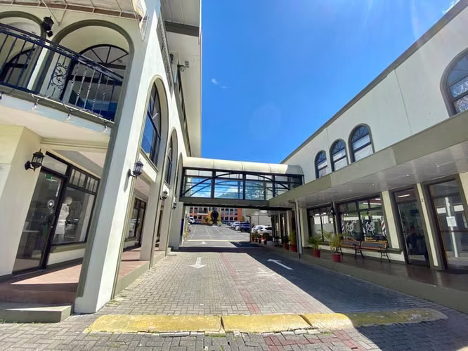 OPORTUNIDAD VENTA CENTRO COMERCIAL EN ESCAZU. MP25-1838