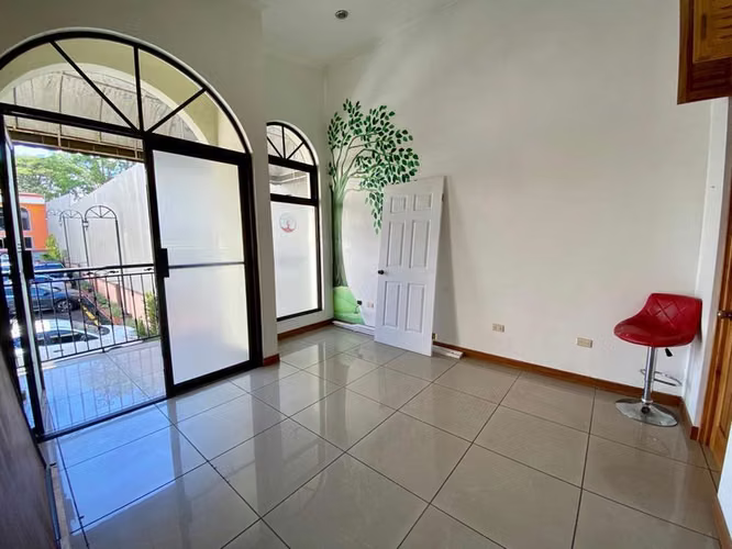 OPORTUNIDAD VENTA CENTRO COMERCIAL EN ESCAZU. MP25-1838