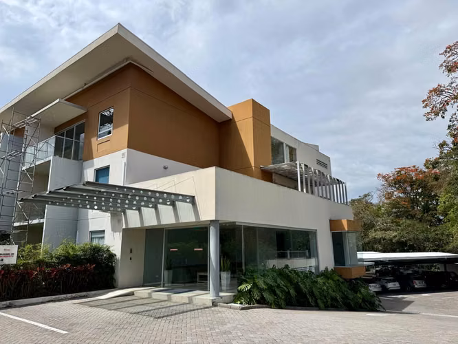OPORTUNIDAD1 100m2 DE APTO PRIMER PISO EN TORRE  CON TERRAZA EN ESCAZU