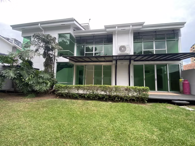 CASA MODERNA EN ESCAZU