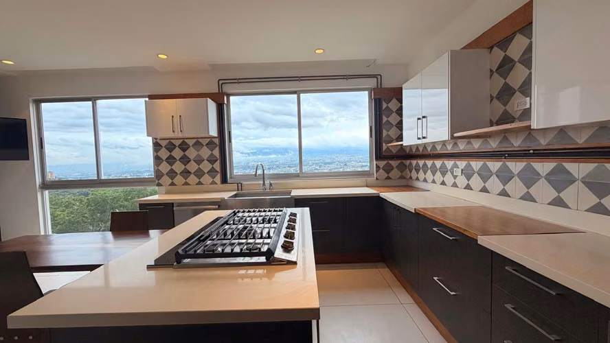 Se alquila hermoso penthouse en condominio en Escazú - Imagen 3