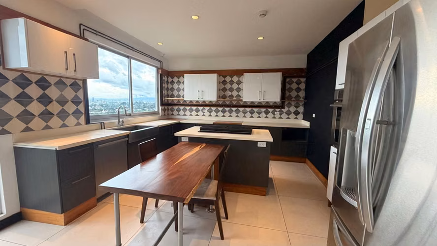 Se alquila hermoso penthouse en condominio en Escazú - Imagen 2