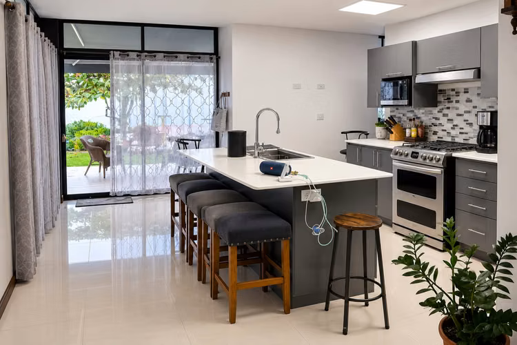 Casa de 3 habitaciones estilo moderno con hermosas vistas en Naranjo
