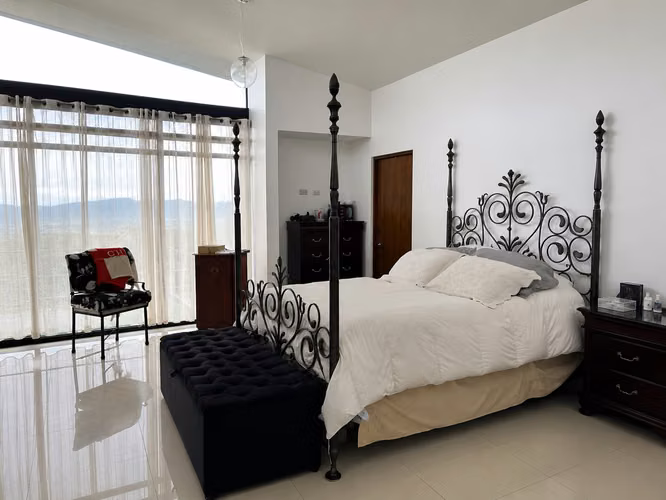 Casa de 3 habitaciones estilo moderno con hermosas vistas en Naranjo