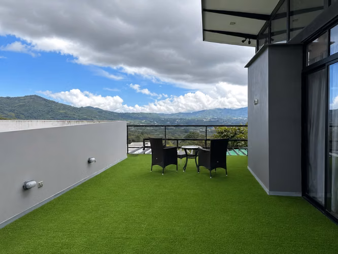Casa de 3 habitaciones estilo moderno con hermosas vistas en Naranjo