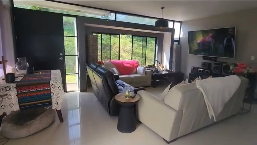 Casa de 3 habitaciones estilo moderno con hermosas vistas en Naranjo