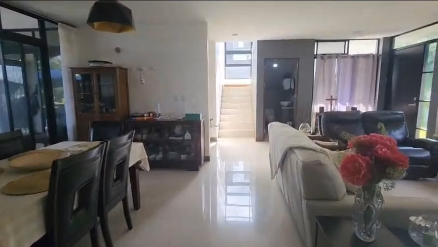 Casa de 3 habitaciones estilo moderno con hermosas vistas en Naranjo