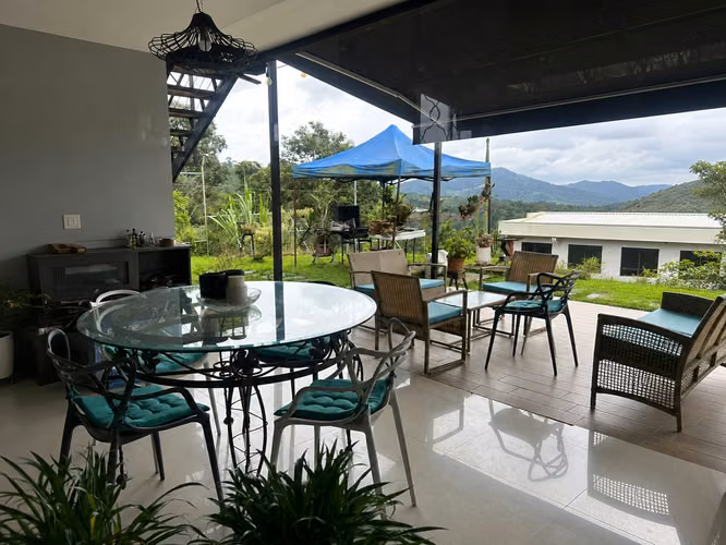 Casa de 3 habitaciones estilo moderno con hermosas vistas en Naranjo