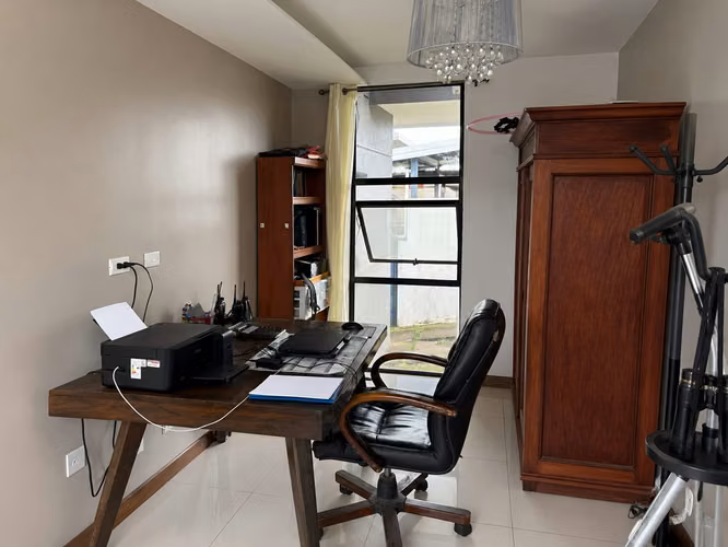 Casa de 3 habitaciones estilo moderno con hermosas vistas en Naranjo
