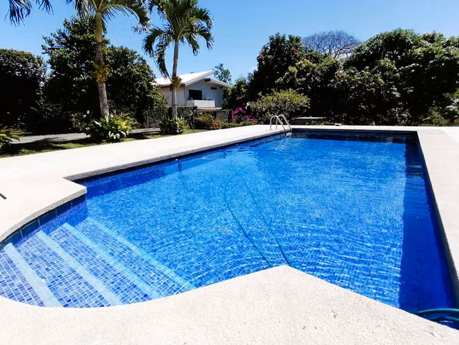 *Venta de quinta con piscina en La Garita de Alajuela.