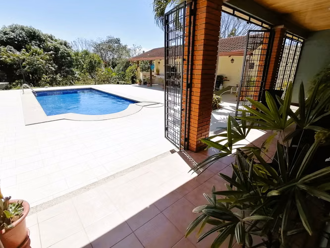 *Venta de quinta con piscina en La Garita de Alajuela.