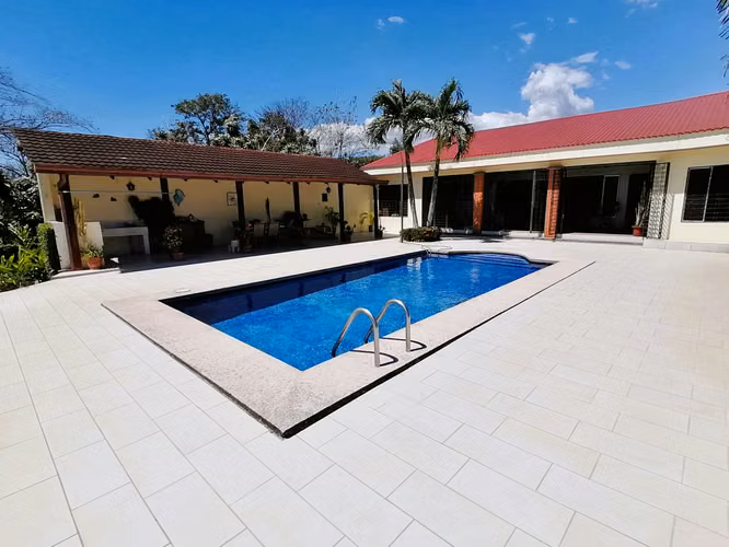 *Venta de quinta con piscina en La Garita de Alajuela.