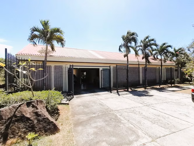 * Sale of fifth with pool in La Garita de Alajuela.