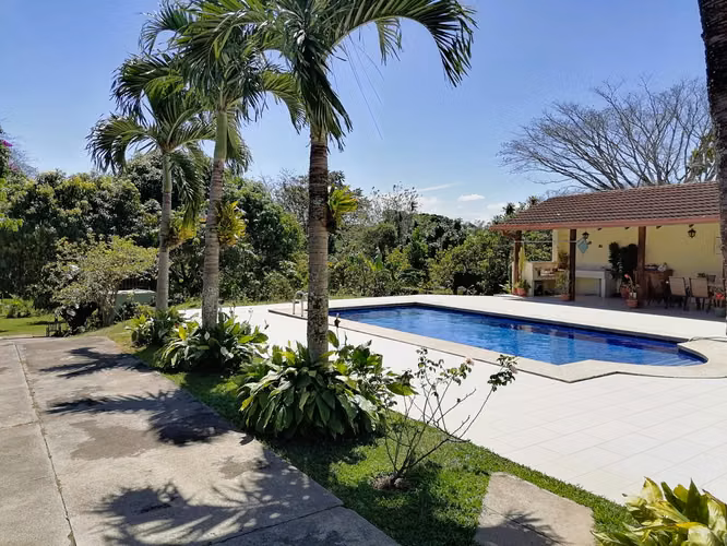 *Venta de quinta con piscina en La Garita de Alajuela.