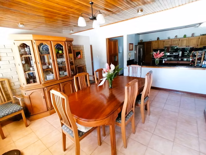 *Venta de quinta con piscina en La Garita de Alajuela.