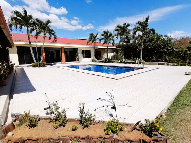 *Venta de quinta con piscina en La Garita de Alajuela.