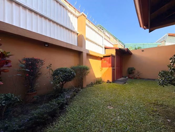 Venta de casa independiente en Tibás