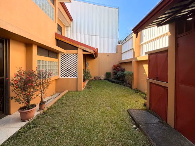 Venta de casa independiente en Tibás