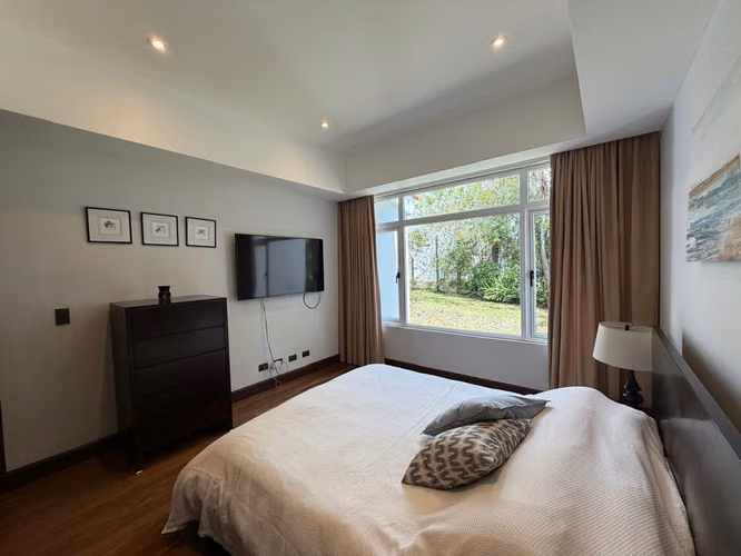 Venta de Exclusiva Casa con Amplio Terreno – Los Ángeles, San Rafael de Heredia