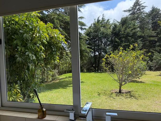 Venta de Exclusiva Casa con Amplio Terreno – Los Ángeles, San Rafael de Heredia