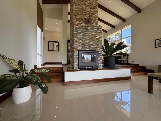 Venta de Exclusiva Casa con Amplio Terreno – Los Ángeles, San Rafael de Heredia