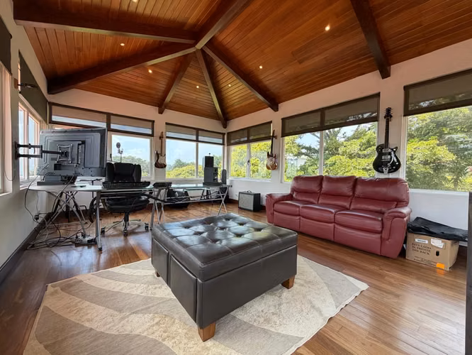 Venta de Exclusiva Casa con Amplio Terreno – Los Ángeles, San Rafael de Heredia