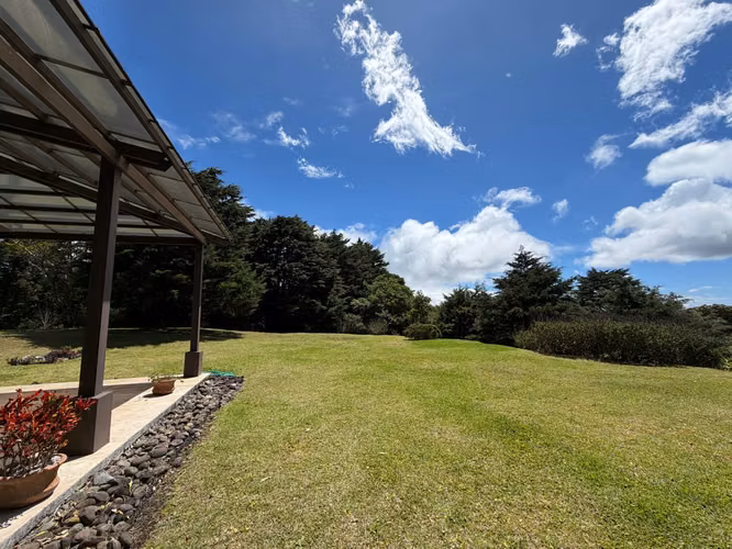 Venta de Exclusiva Casa con Amplio Terreno – Los Ángeles, San Rafael de Heredia