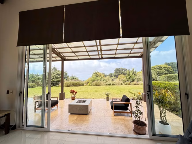 Venta de Exclusiva Casa con Amplio Terreno – Los Ángeles, San Rafael de Heredia