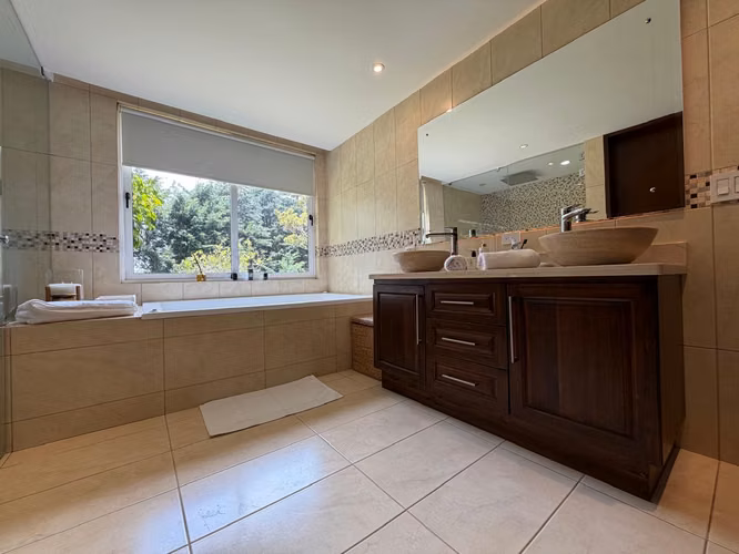 Venta de Exclusiva Casa con Amplio Terreno – Los Ángeles, San Rafael de Heredia