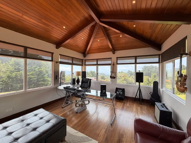 Venta de Exclusiva Casa con Amplio Terreno – Los Ángeles, San Rafael de Heredia