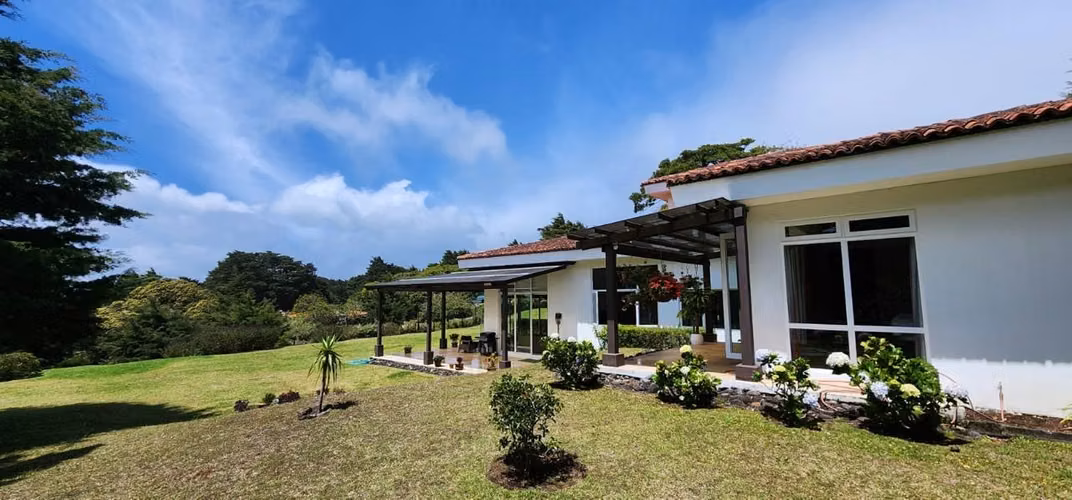 Venta de Exclusiva Casa con Amplio Terreno – Los Ángeles, San Rafael de Heredia