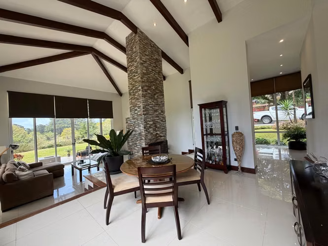 Venta de Exclusiva Casa con Amplio Terreno – Los Ángeles, San Rafael de Heredia
