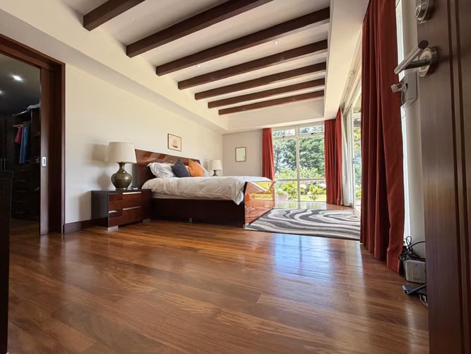 Venta de Exclusiva Casa con Amplio Terreno – Los Ángeles, San Rafael de Heredia