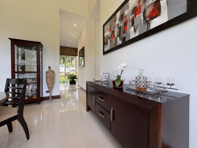 Venta de Exclusiva Casa con Amplio Terreno – Los Ángeles, San Rafael de Heredia
