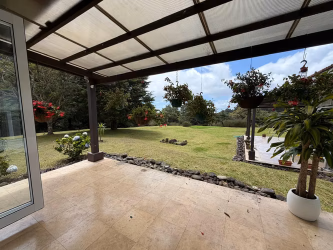 Venta de Exclusiva Casa con Amplio Terreno – Los Ángeles, San Rafael de Heredia