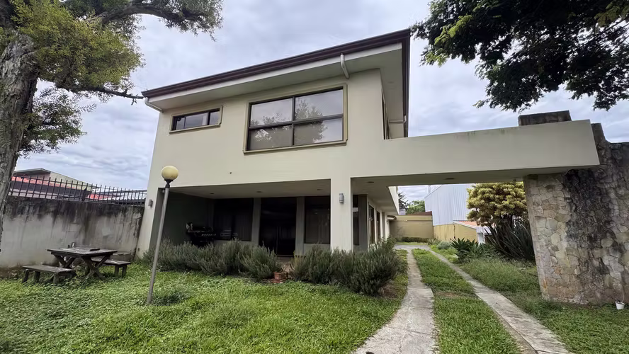 Alquiler de Casa con Amplio Jardín en Curridabat, San José (AD)