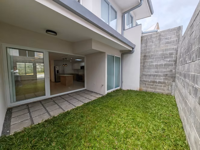 ALQUILER DE CASA CON 3 HABITACIONES EN ESCAZÚ