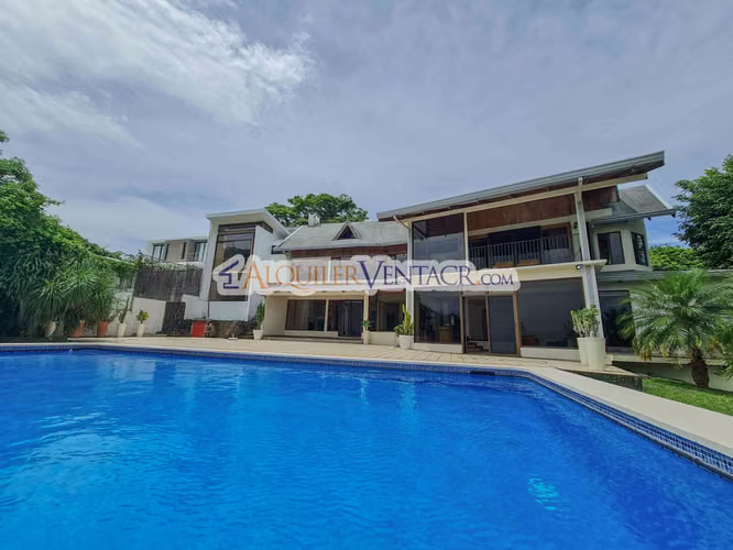 CASA CON PISCINA PROPIA Y VISTAS CON 2.266 M2 LOTE EN ALTO LAS PALOMAS SANTA ANA