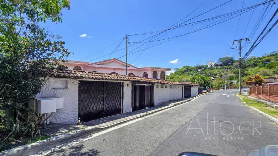 INDEPENDENT HOUSE IN SANTA ANA - 124; 3 ROOMS - 124; PORTON CLOSED