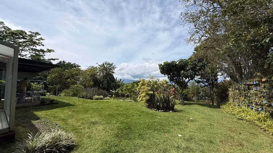 Venta Casa Moderna con Amplio Terreno en San Isidro de Heredia - Imagen 18