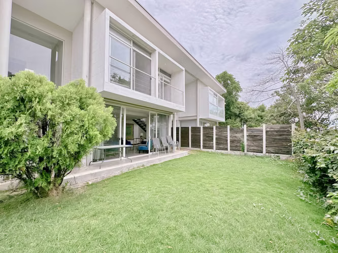 RESIDENCIAL RIO ORO: VENTA DE APARTAMENTO CON AMPLIO JARDÍN, SANTA ANA