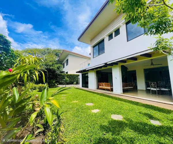 SE VENDE ESPECTACULAR CASA CON AMPLIO TERRENO RIO ORO SANTA ANA