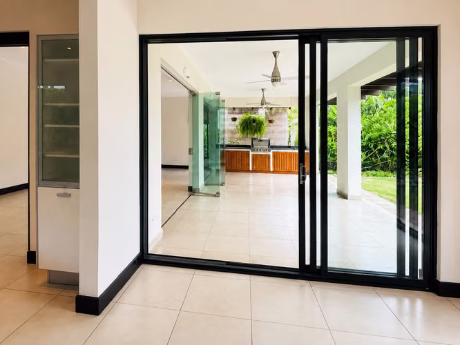 SE VENDE ESPECTACULAR CASA CON AMPLIO TERRENO RIO ORO SANTA ANA