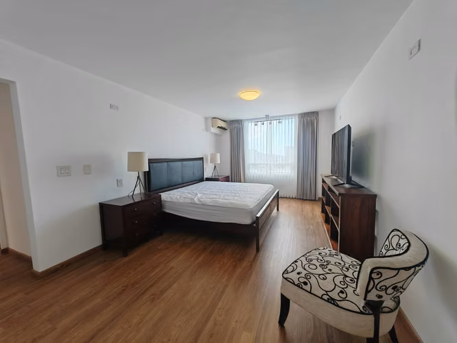 Se alquila Pent House DE 230 m2  cerca del Parque La Sabana.