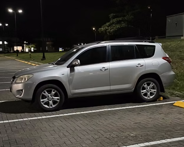  Toyota RAV4 Sport 2011 4x4 – Excelente Estado 