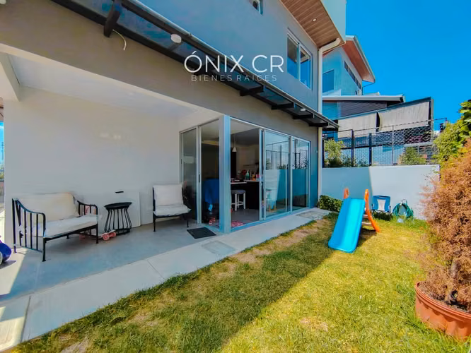 Hermosa Casa en Venta en Santa Ana | Inversión con Renta Activa